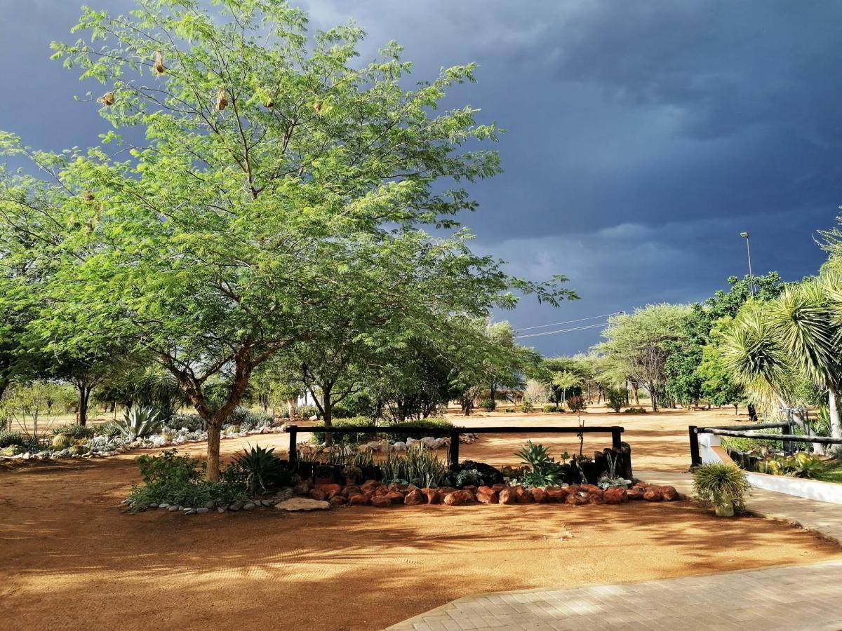 Lion'S Den Guesthouse Otjiwarongo Bagian luar foto