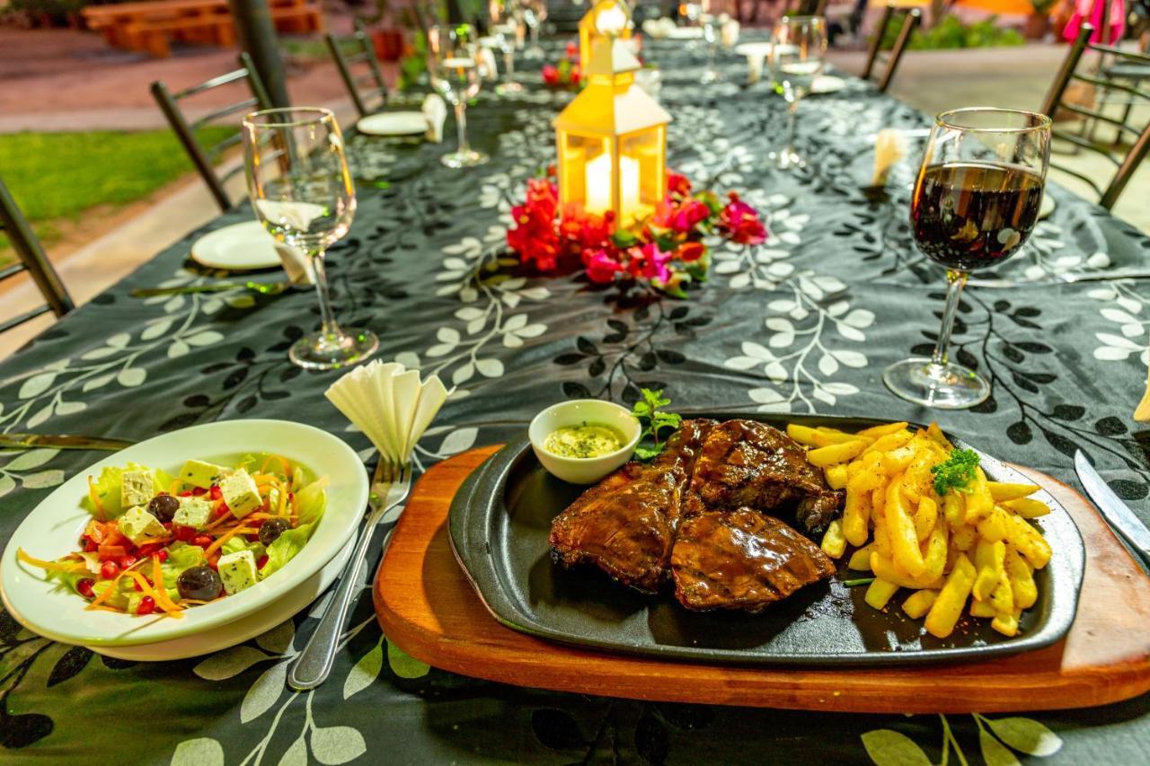 Lion'S Den Guesthouse Otjiwarongo Bagian luar foto