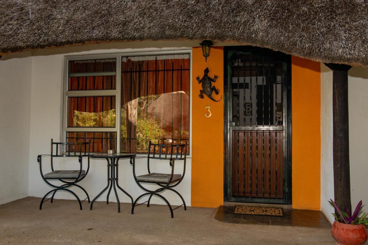 Lion'S Den Guesthouse Otjiwarongo Bagian luar foto