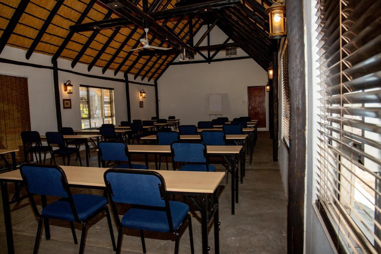 Lion'S Den Guesthouse Otjiwarongo Bagian luar foto
