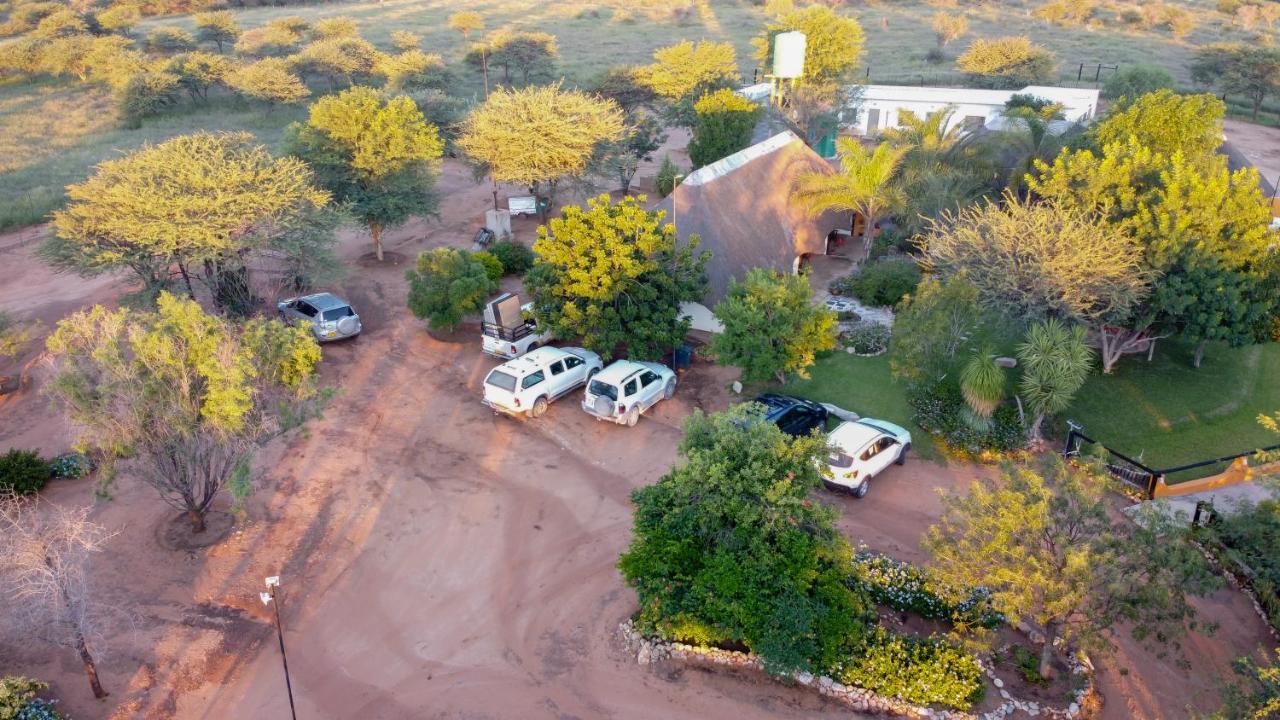 Lion'S Den Guesthouse Otjiwarongo Bagian luar foto